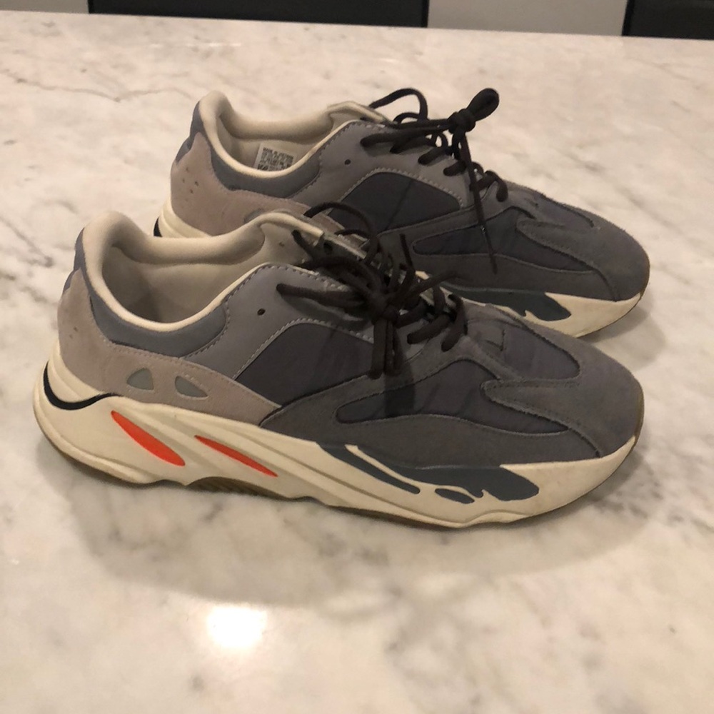 FAKE Yeezy 700